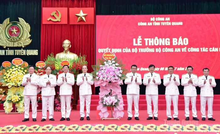 Các đồng chí lãnh đạo Công an tỉnh tặng hoa chúc mừng Đại tá Hoàng Trọng Vỹ.