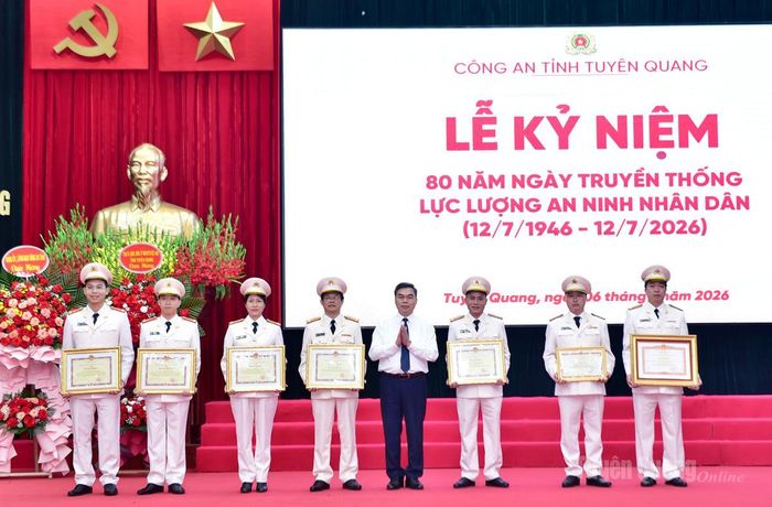 Phó Bí thư Tỉnh ủy, Chủ tịch Ủy Ban MTTQ Việt Nam tỉnh Ma Thế Hồng trao Bằng khen cho tập thể và cá nhân.