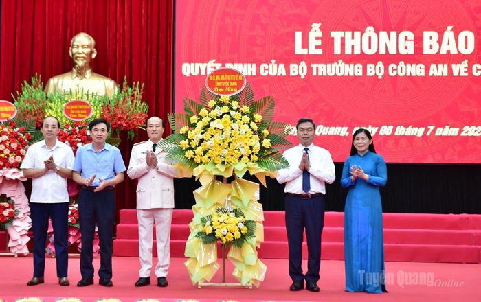 Đồng chí Phó Bí thư Tỉnh ủy, Chủ tịch Ủy Ban MTTQ Việt Nam tỉnh Ma Thế Hồng và Phó Chủ tịch HĐND tỉnh Lê Thị Thanh Trà tặng hoa của Tỉnh ủy, HĐND, UBND, Ủy ban MTTQ Việt Nam tỉnh chúc mừng Đại tá Hoàng Trọng Vỹ.
