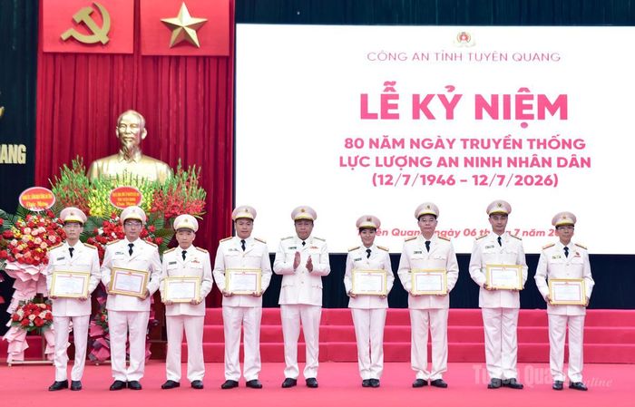 Giám đốc Công an tỉnh Nguyễn Đức Thuận tặng Giấy khen cho các tập thể và cá nhân.
