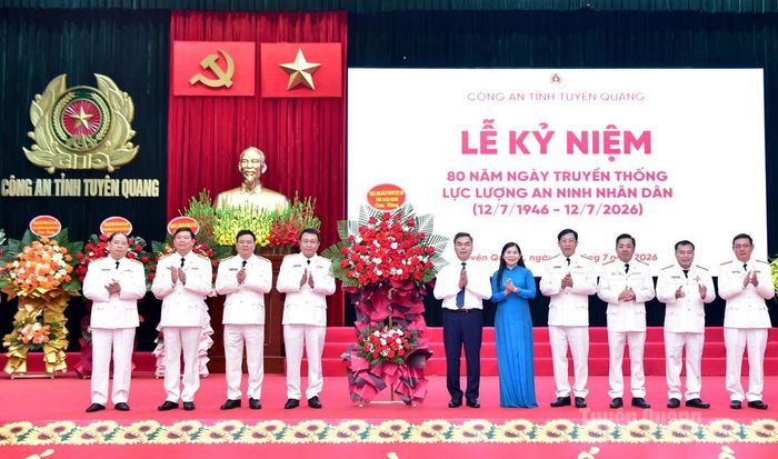 Đồng chí Phó Bí thư Tỉnh ủy, Chủ tịch Ủy Ban MTTQ Việt Nam tỉnh Ma Thế Hồng và Phó Chủ tịch HĐND tỉnh Lê Thị Thanh Trà tặng hoa chúc mừng của Tỉnh ủy, HĐND, UBND, Ủy ban MTTQ Việt Nam tỉnh nhân kỷ niệm 80 năm Ngày truyền thống lực lượng An ninh nhân dân.