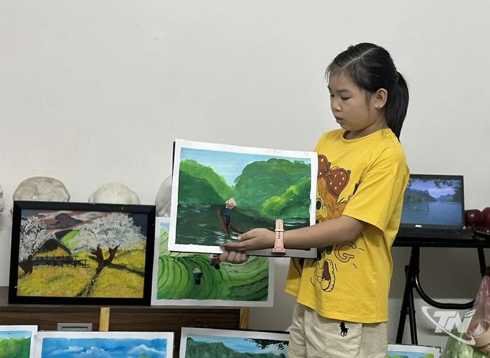 Em Mã Hương với bức tranh về hồ Ba Bể.