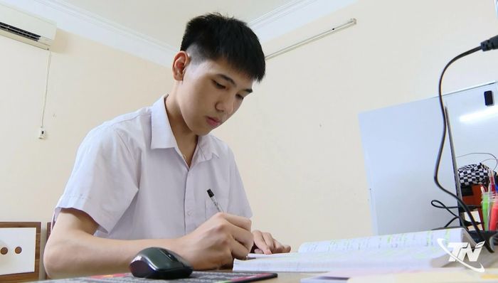 Em Nguyễn Minh Dương, học sinh Trường THPT Đào Duy Từ đạt 10 điểm môn lịch sử trong Kỳ thi tốt nghiệp THPT năm 2026.