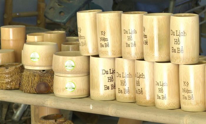 Những chiếc cốc đựng nước thân thiện môi trường được bán đi nhiều nơi.