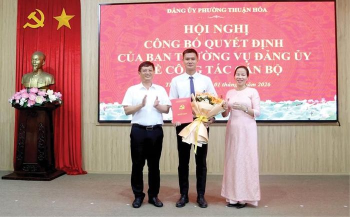 Thường trực Đảng ủy phường Thuận Hóa trao quyết định bổ nhiệm cán bộ trẻ vào vị trí phù hợp