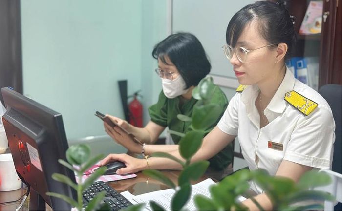  Người dân đến cơ quan thuế để được cán bộ hướng dẫn trực tiếp cụ thể