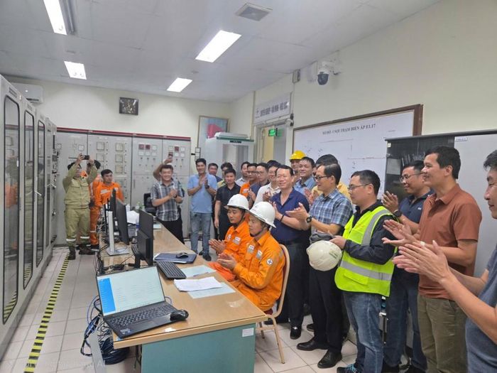 Cán bộ nhân viên EVNHANOI và các đơn vị liên quan chứng kiến đóng điện thành công hệ thống BESS tại Trạm biến áp 110kV Bắc Thăng Long ngày 5/7/2026