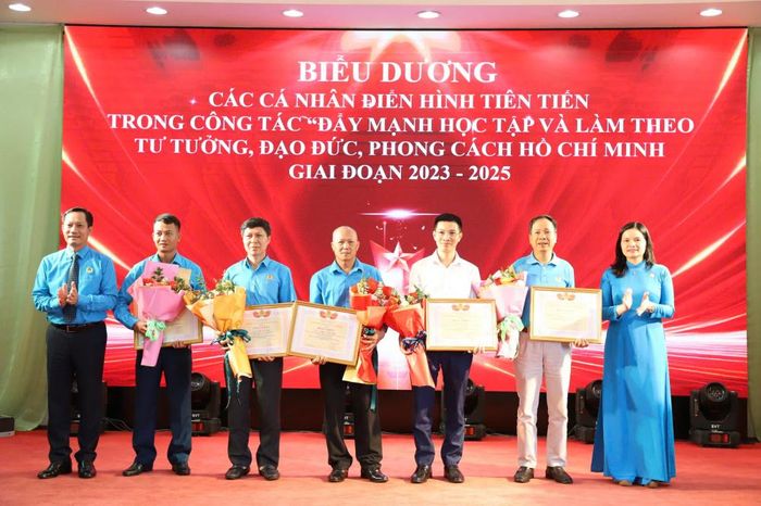 Công đoàn Công Thương Việt Nam tặng Bằng khen chuyên đề của Công đoàn Công Thương Việt Nam cho11 cá nhân đã có thành tích xuất sắc trong "Học tập và làm theo tư tưởng, đạo đức, phong cách Hồ Chí Minh" Giai đoạn 2023-2025
