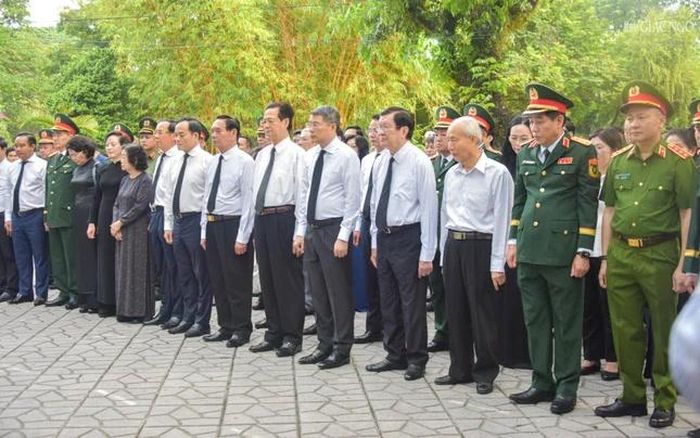 Lãnh đạo Đảng và Nhà nước tham dự Lễ dâng hương tại Công viên Lê Thị Riêng