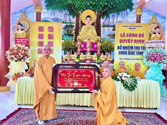 Trao khánh vàng chúc mừng