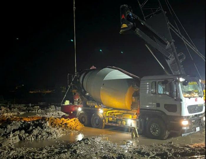 Việc thi công tại gói thầu R02 dự án cao tốc Ninh Bình - Hải Phòng đoạn qua tỉnh Ninh Bình được các kỹ sư, công nhân của Cienco8 triển khai ngày đêm để tăng tốc tiến độ. 