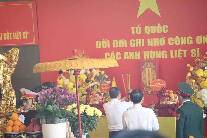 Thứ ba, các cấp, các ngành cần tiếp tục phát huy tinh thần trách nhiệm, quyết tâm hoàn thành nhiệm vụ thiêng liêng này, coi đây là sự tri ân thiết thực đối với sự hy sinh to lớn của các anh hùng liệt sĩ. Kết quả này sẽ là động lực để tiếp tục đẩy nhanh công tác giải mã thông tin, tìm kiếm các khu mộ tập thể trên phạm vi cả nước.