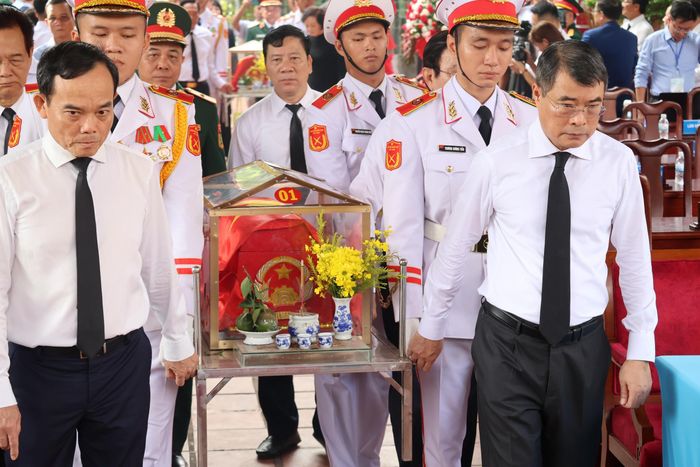 Thủ tướng yêu cầu các lực lượng trực tiếp làm nhiệm vụ thực hiện ba yêu cầu trọng tâm. Thứ nhất, việc tìm kiếm, quy tập hài cốt liệt sĩ phải được tiến hành bài bản, khoa học, chặt chẽ, bảo đảm an toàn tuyệt đối và với tinh thần trách nhiệm cao nhất. Mỗi dấu vết, mỗi hiện vật đều cần được bảo vệ nguyên vẹn để phục vụ công tác xác định danh tính.