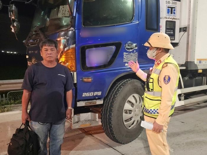 Hình ảnh kiểm tra tài xế và phương tiện vi phạm trên cao tốc Cam Lâm - Vĩnh Hảo. Ảnh: Công an cung cấp.