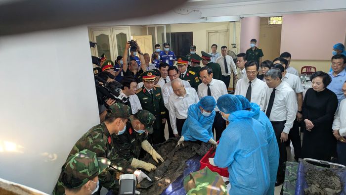 Cơ quan chức năng thực hiện lễ nhập quan hài cốt các anh hùng liệt sĩ.