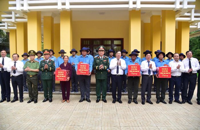 Đoàn đại biểu trao quà tặng các đội chuyên trách tìm kiếm và quy tập hài cốt liệt sĩ tỉnh Tây Ninh.