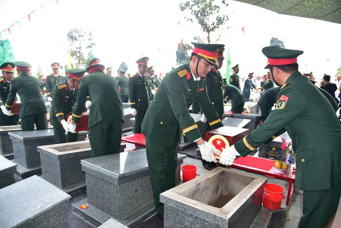 Các liệt sĩ được an táng tại Nghĩa trang Liệt sĩ Vĩnh Hưng - Tân Hưng.