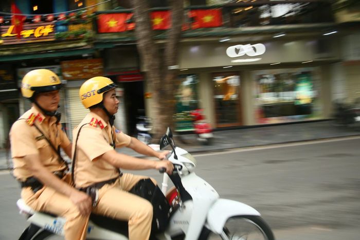 Việc tuần tra thường xuyên giúp các tuyến phố trung tâm luôn thông thoáng.