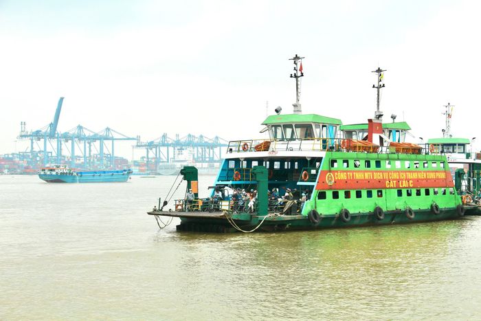 Người dân đi phà Cát Lái mong sớm có cầu để lưu thông thuận lợi hơn.
