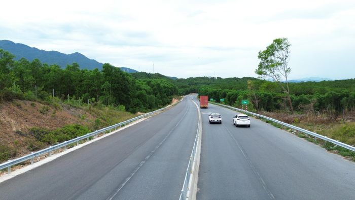 Dự kiến, sau khi thi công hoàn thành hệ thống an toàn giao thông, đơn vị sẽ bàn giao và đưa vào khai thác tuyến chính vào tháng 8/2026.