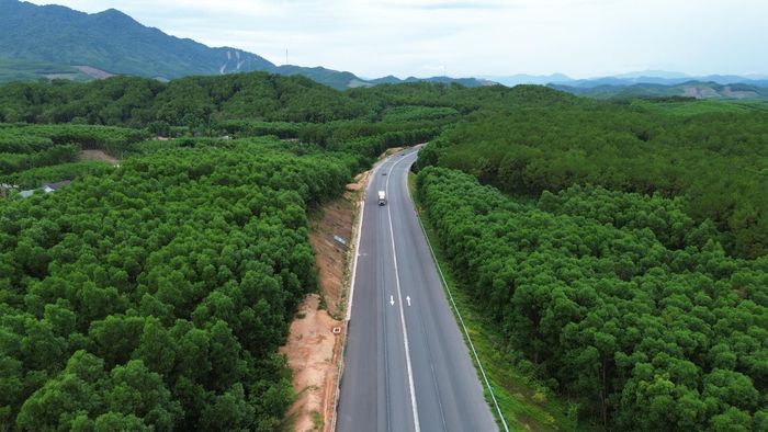 Đại diện Công ty Cổ phần 484 thi công mặt đường mở rộng cao tốc La Sơn - Hòa Liên từ Km0 - Km 21+100 cho hay, phần việc đơn vị đảm nhận thi công đến nay cơ bản hoàn thành.
