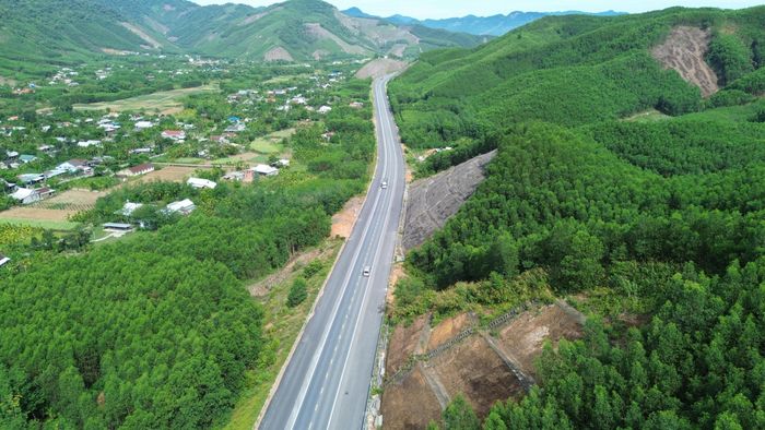 Theo ghi nhận của phóng viên Báo Xây dựng, dọc tuyến cao tốc đoạn La Sơn - Hòa Liên mặt đường và 50 cầu trên tuyến đã được thi công mở rộng hoàn thành từ 2 làn xe lên 4 làn xe.