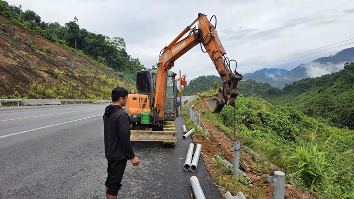 Tại công trường, nhà thầu đang tập trung thi công các hạng mục hệ thống an toàn giao thông trên tuyến.