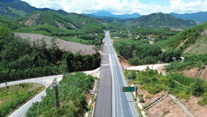Qua đó, chỉ cho phép các loại phương tiện còn lại lưu thông trên tuyến với tốc độ tối đa 60km/h. Riêng tại điểm sạt trượt ta luy âm tại Km 50+700, phương tiện lưu thông với tốc độ tối đa 30km/h, thời gian đến hết ngày 31/12/2026.