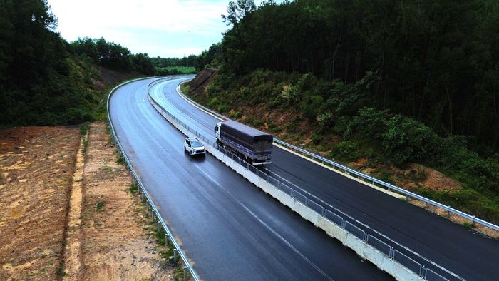 Theo ông Hiệp, tuyến đường cao tốc đoạn La Sơn - Hòa Liên đi qua nhiều khúc cua, đèo dốc và một số điểm sạt lở do mưa lũ gây ra vào cuối năm 2025 nên chủ đầu tư tiếp tục tổ chức phương án giao thông tạm thời.