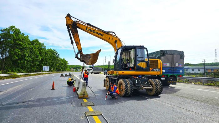 Dải phân cách cứng ở giữa và tấm chống chói đang được nhà thầu tập trung lắp đặt…