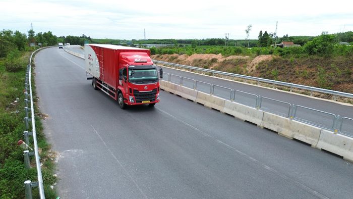 Cụ thể, cấm các loại xe khách từ 9 chỗ ngồi trở lên, xe tải từ 6 trục lưu thông trên tuyến. 