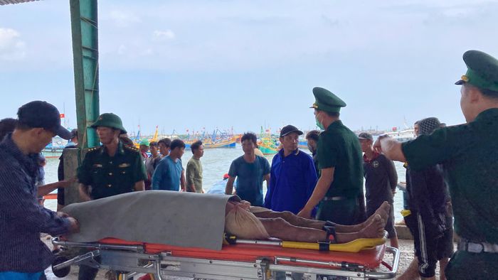 Thi thể nạn nhân bị tử vong do chìm tàu được đưa vào cảng Phú Hài, Lâm Đồng.