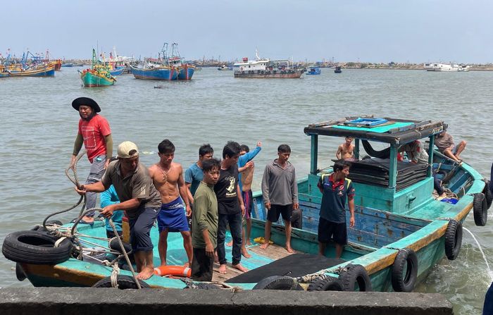 Tàu cá BV-90703TS phối hợp với Bộ đội Biên phòng đưa các thuyền viên cùng thi thể nạn nhân vào bờ.