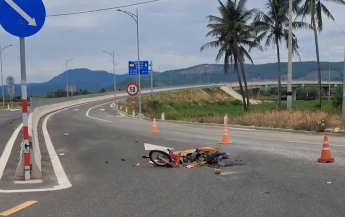 Hiện trường vụ TNGT nghiêm trọng làm một người phụ nữ tử vong tại chỗ, xe máy bể vụn.