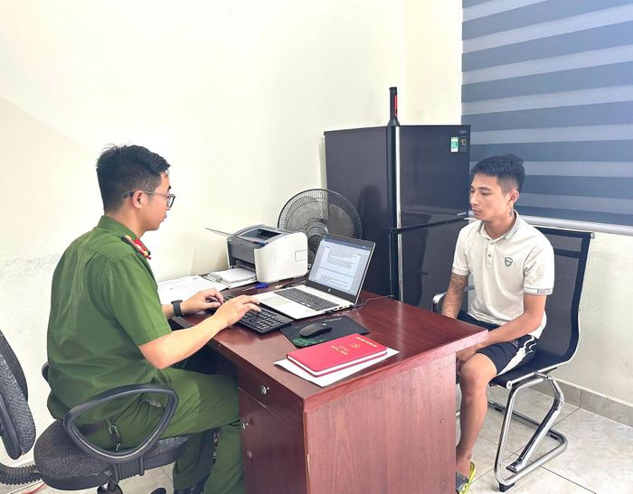 Đối tượng Nguyễn Duy Khánh tại cơ quan công an.