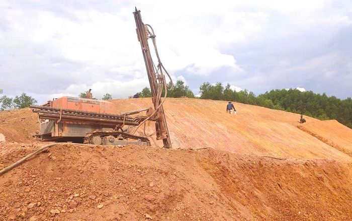 Nhà thầu đang đào và gia cố mái cơ tại cửa hầm. Dự án có 2 hầm hiện vẫn chưa thông mặt bằng toàn bộ.