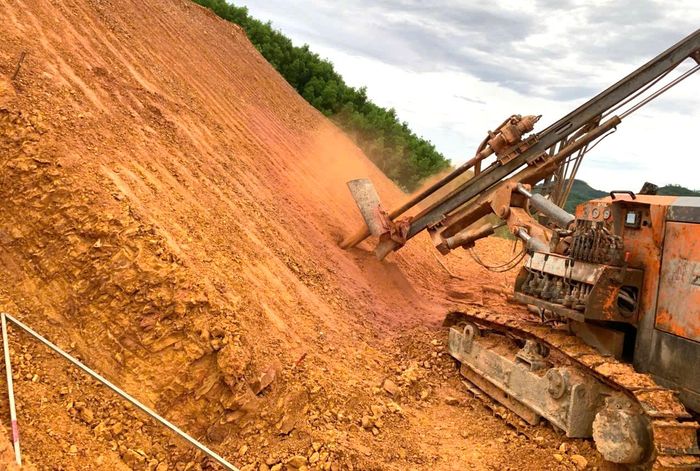 Nhà thầu khoan neo để gia cố cửa hầm.