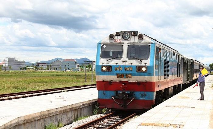 Tuyến đường sắt Bắc - Nam chạy qua Hà Tĩnh với tổng chiều dài 70,28km.