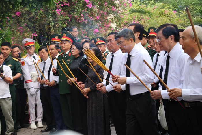 Thủ tướng Chính phủ Lê Minh Hưng và các đại biểu thành kính dâng hương tưởng nhớ các anh hùng liệt sĩ.