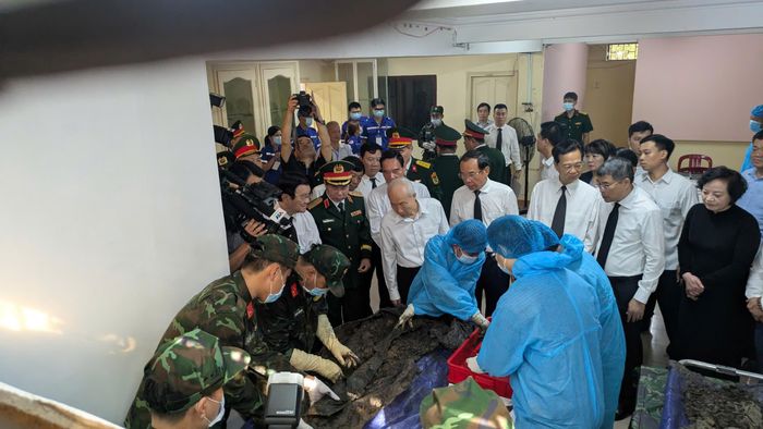 Hài cốt liệt sĩ được làm lễ nhập quan sau khi hoàn tất các bước khai quật.