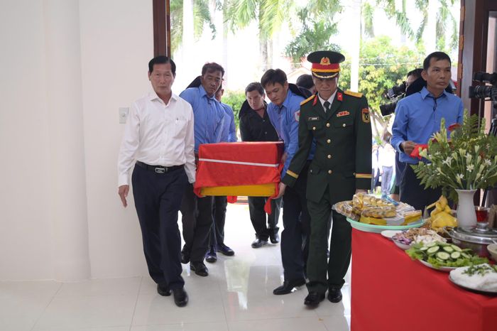 Ông Lê Văn Phước, Phó Chủ tịch UBND tỉnh, Trưởng Ban Chỉ đạo 515 tỉnh An Giang (bìa trái) cùng lãnh đạo BCH Quân sự tỉnh An Giang đón hài cốt liệt sĩ trở về từ Campuchia. 