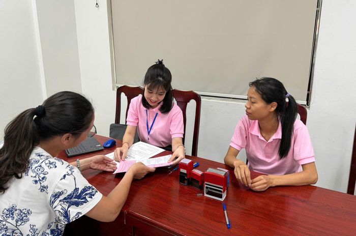 Cán bộ Trường Tiểu học Thành Công B (phường Giảng Võ) hỗ trợ phụ huynh thực hiện đăng ký tuyển sinh trực tuyến trong thời gian tuyển sinh.