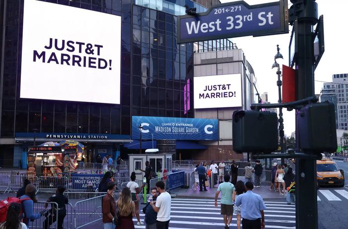 Bảng hiệu bên ngoài nhà thi đấu Madison Square Garden hiển thị dòng chữ "JusT&amp;T Married!" sau khi Taylor Swift và Travis Kelce được xác nhận kết hôn. (Ảnh: AFP/Getty).