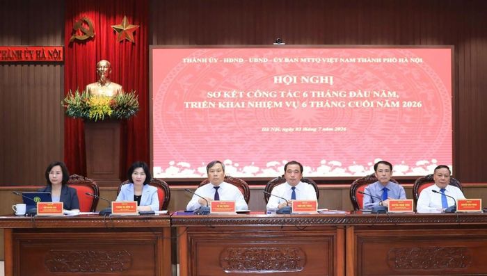 Các lãnh đạo lãnh đạo UBND TP. Hà Nội chủ trì hội nghị.