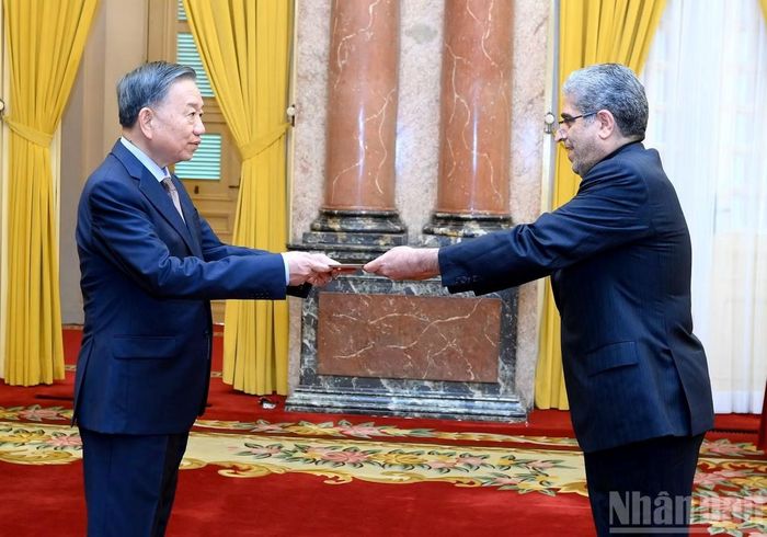 Đại sứ Akbar Ghasemi Ali Abadi trình Quốc thư tới Tổng Bí thư, Chủ tịch nước Tô Lâm. Ảnh: Nhandan.vn
