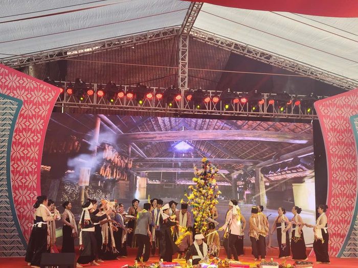 Lễ hội truyền thống là di sản tinh thần trường tồn, mang hạt nhân cốt lõi là giá trị cố kết cộng đồng, "chất keo" tự nhiên bền chặt nhất bồi đắp chân đế cho khối đại đoàn kết toàn dân tộc