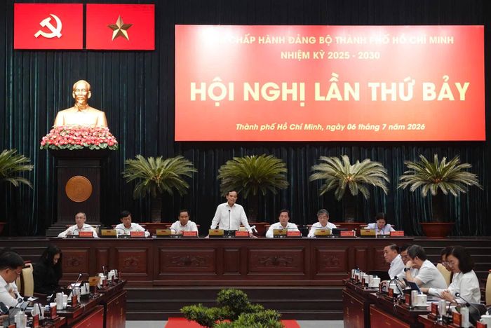 Ủy viên Bộ Chính trị, Bí thư Thành ủy TP.HCM chủ trì hội nghị sáng 6/7.