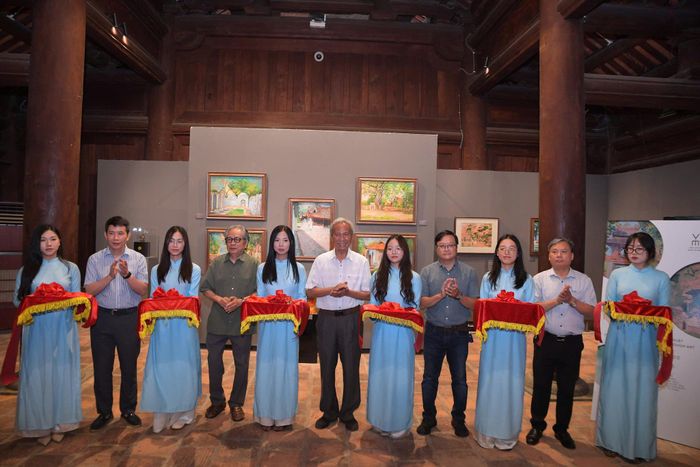 Đại biểu cắt băng khai mạc triển lãm
