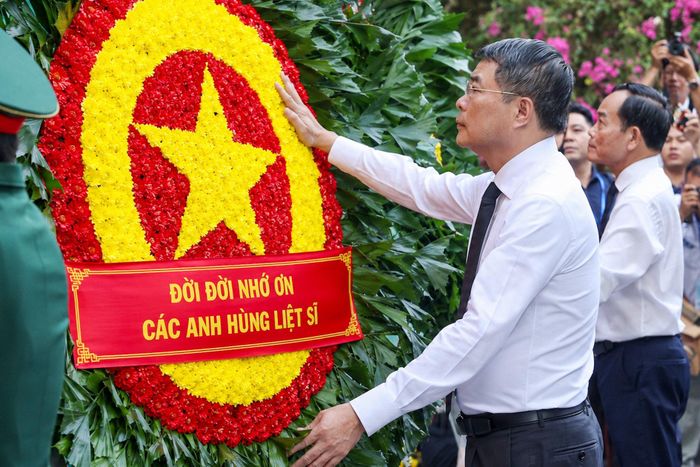 Thủ tướng Lê Minh Hưng dâng hoa tại tượng đài Cố Tổng Bí thư Trần Phú và Bia tưởng niệm các Anh hùng liệt sĩ tại Công viên Lê Thị Riêng
