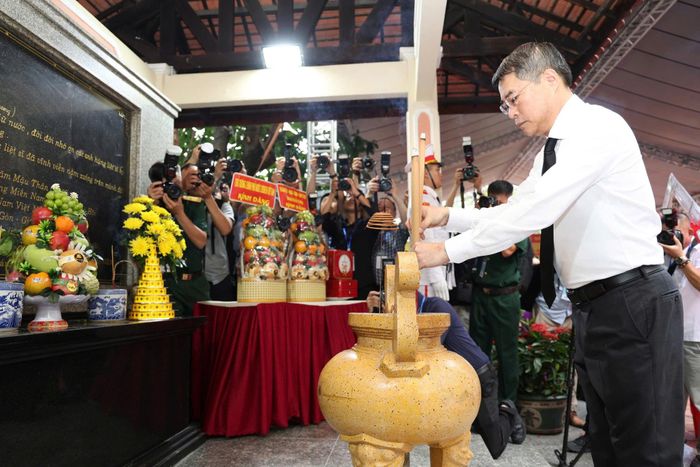 Thủ tướng Lê Minh Hưng dâng hoa, dâng hương tại bia tưởng niệm các Anh hùng liệt sĩ tại Công viên Lê Thị Riêng